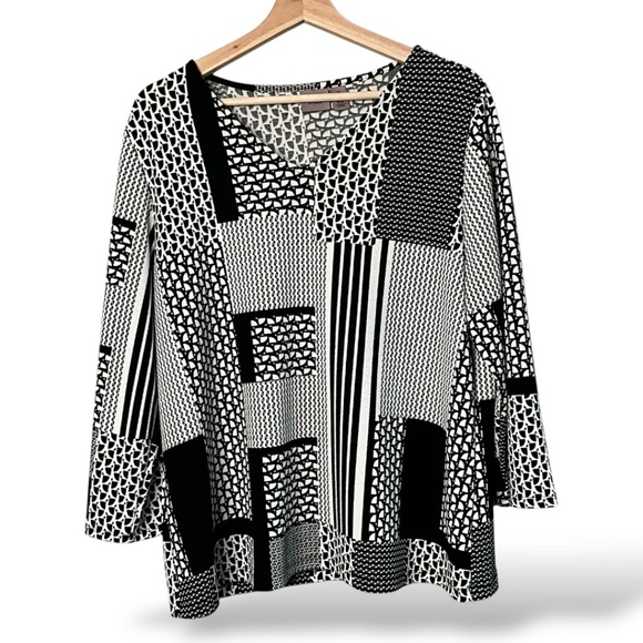 CHICO’S EASYWEAR Vee Neck Popover 3/4 Sleeve Top B&W Patchwork Print US Sz L - Picture 1 of 9